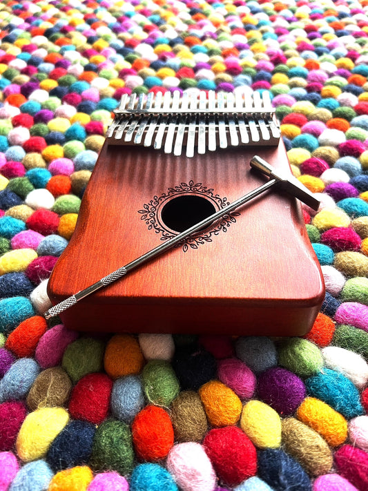 Verwendung einer Kalimba mit Kindern